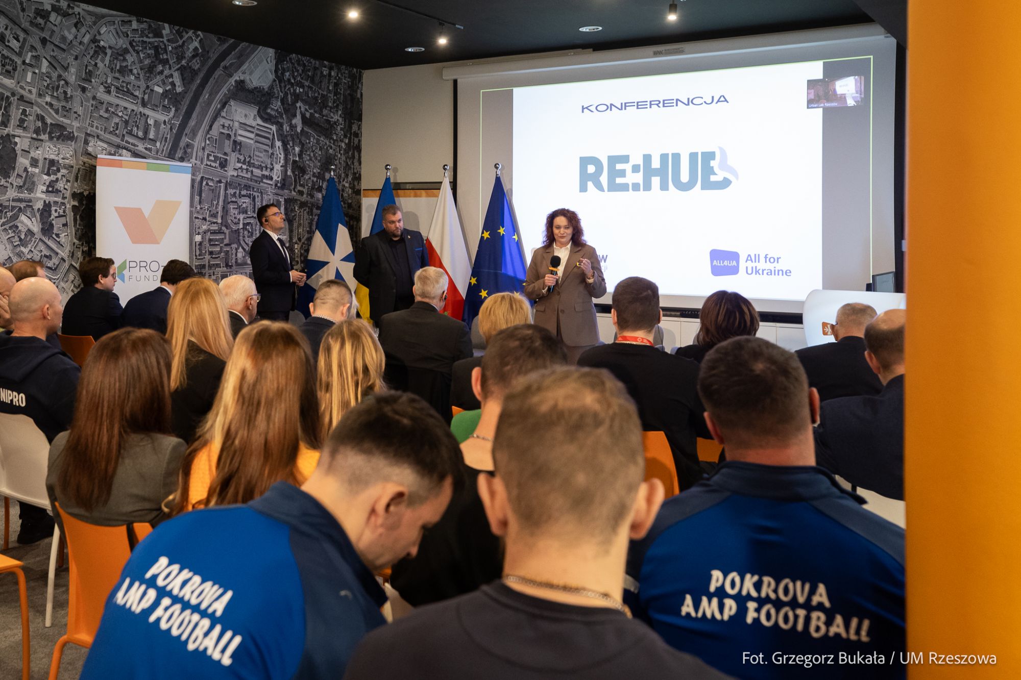 zdjęcie z konferencji Re: Hub, dotyczącej pomocy ofiarom wojny na Ukrainie w Rzeszowskim Urban Labie, fot. Grzegorz Bukała, Urząd Miasta Rzeszowa